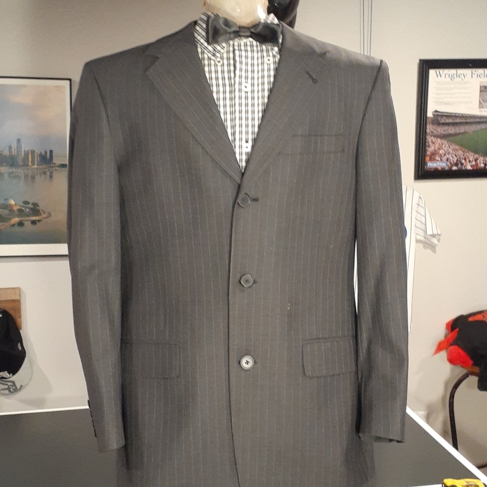 EUC Men Kenneth Cole New York Pin Striped Suit 39
